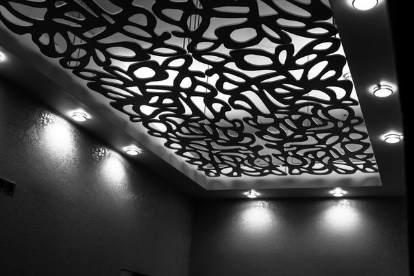 декоративна резная потолочная решетка из фанер